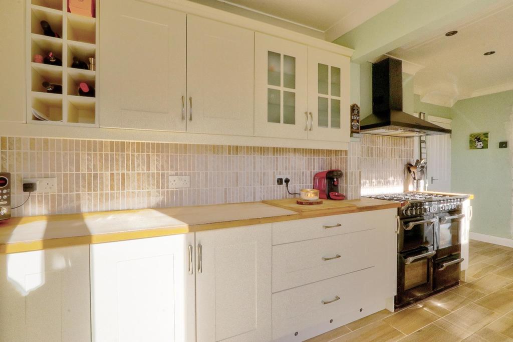 Barnaby Crescent, Eston, TS6 3 bed semidetached house £130,000
