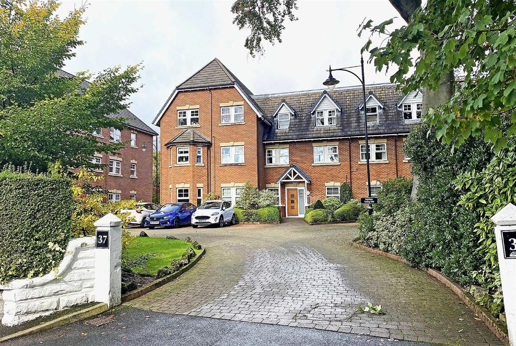 Wellington Road, Timperley 2 bed apartment £275,000