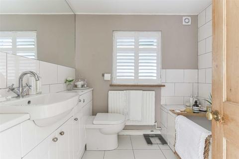 14 Beaconsfield Place, Epsom, KT17 4BD