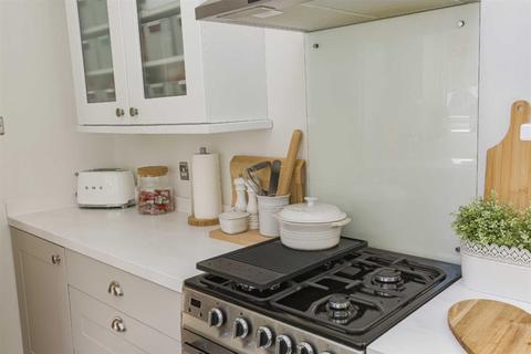14 Beaconsfield Place, Epsom, KT17 4BD