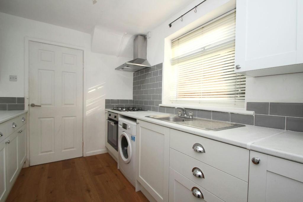 Daresbury Avenue, Altrincham 3 bed semidetached house £1,200 pcm (£