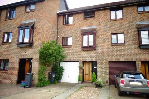 25 Roebuck Close, Feltham, TW13 7DE