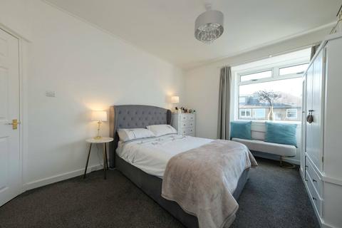 24 Broomlea Crescent, Edinburgh, EH12 7NR