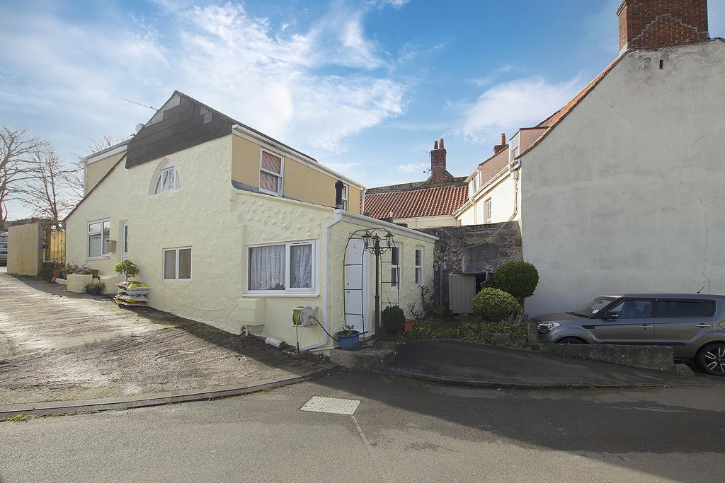 34 Mount Durand, St Peter Port, Guernsey, GY1 2 bed semidetached house