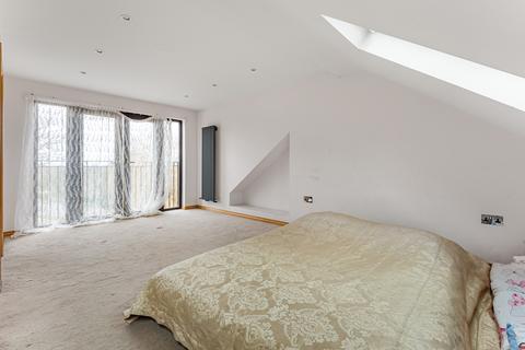 4 Crouch Croft, London, SE9 3HX