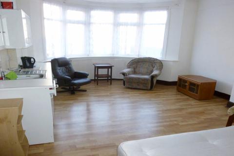 Flat to rent, Eastend road, N2 8AX