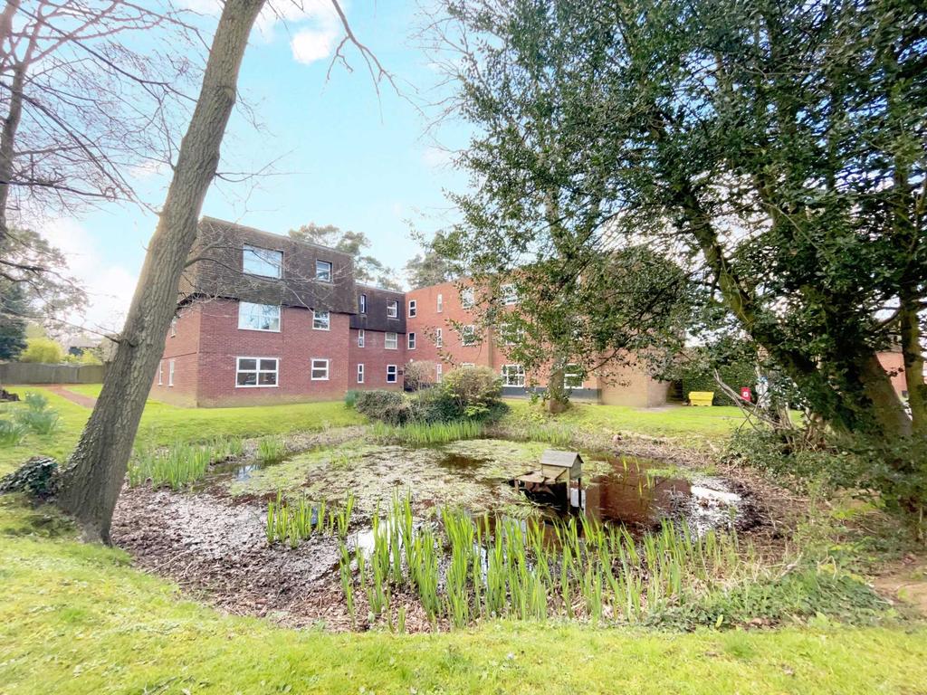Bovingdon Court, Windsor Close... 1 bed apartment £199,995
