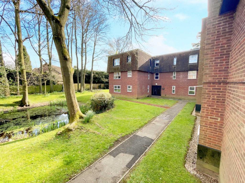 Bovingdon Court, Windsor Close... 1 bed apartment £199,995