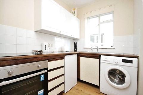 Studio to rent - York Road, Southend-On-Sea, Essex, SS1