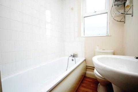 Studio to rent - York Road, Southend-On-Sea, Essex, SS1