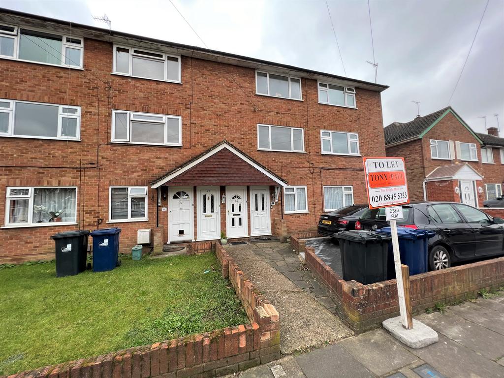 Kingston Close, Northolt UB5 2 bed £1,400 pcm (£323 pw)