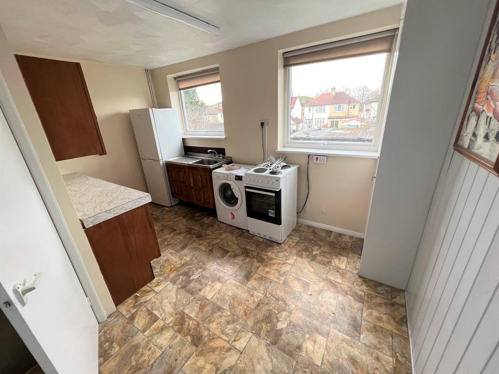 Kingston Close, Northolt UB5 2 bed £1,400 pcm (£323 pw)