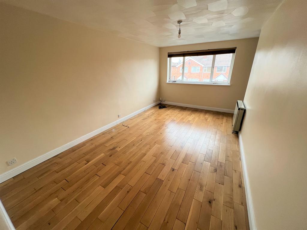 Kingston Close, Northolt UB5 2 bed £1,400 pcm (£323 pw)