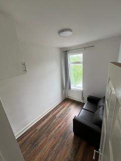 2 bedroom flat to rent, Sydenham Road CR0 2EL