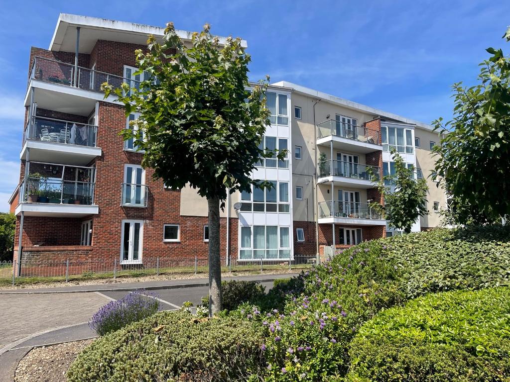 Selman Close, Hythe, Southampton... 2 bed flat £270,000