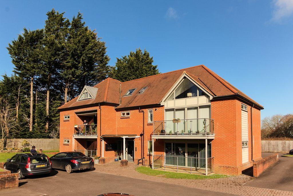 6 Dorchester Court, Dorchester Road, YEOVIL BA20 2RW 2 bed apartment £750 pcm (£173 pw)