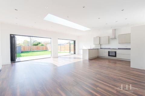 7 Beverley Gardens, Hornchurch, RM11 3PA