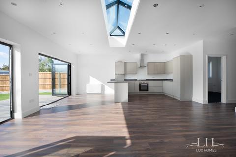 7 Beverley Gardens, Hornchurch, RM11 3PA