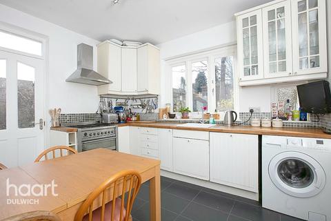 Upper Floor Flat, 55 Ravensbourne Park Crescent, London, SE6 4YG