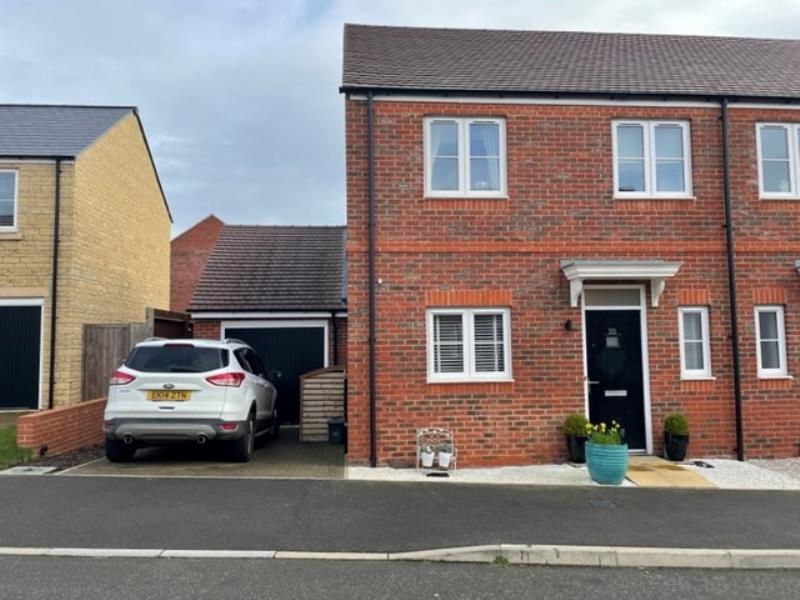 Shergold Road, Bampton, Oxon, OX18 2FG 3 bed property £1,350 pcm (£