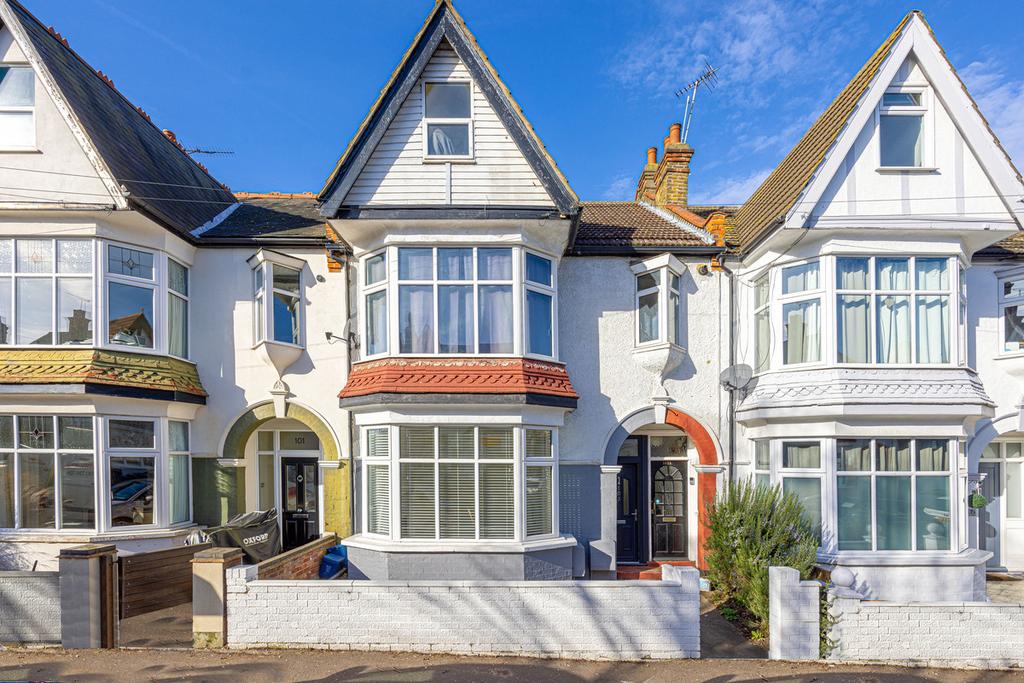 Leighton Avenue, Leighonsea, SS9 1 bed apartment £950 pcm (£219 pw)