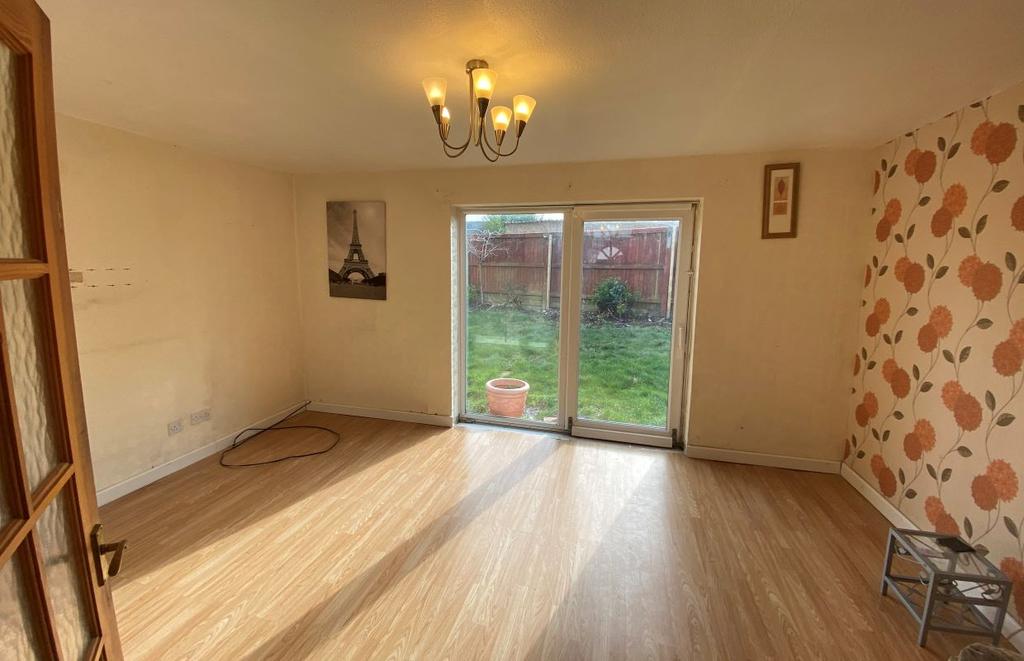 41 Pound Close, Lyneham, Chippenham, Wiltshire, SN15 4PJ 4 bed semi