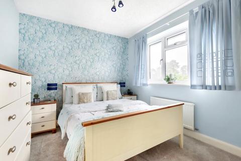 4 Perry Way, Lightwater, GU18 5LB