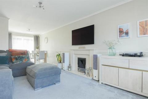 11 Broadlea Avenue, Leeds, LS13 2TA