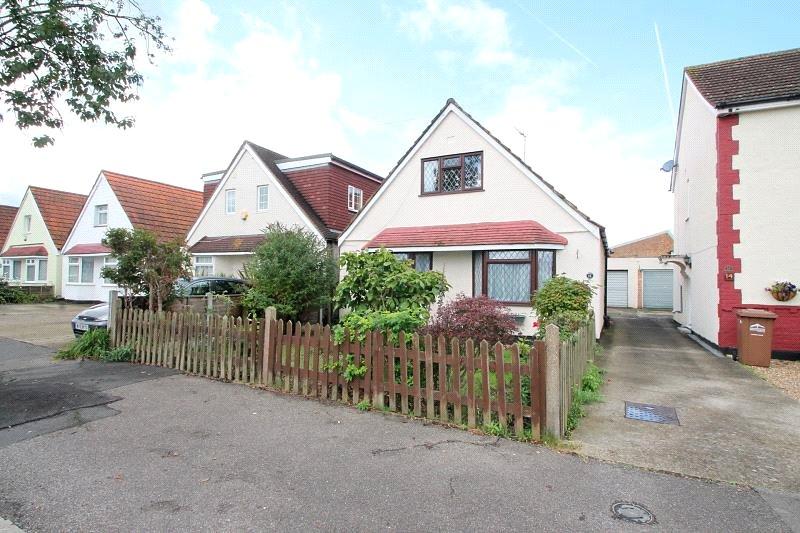 Sandells Avenue, Ashford, Middlesex... 3 bed detached house £1,675