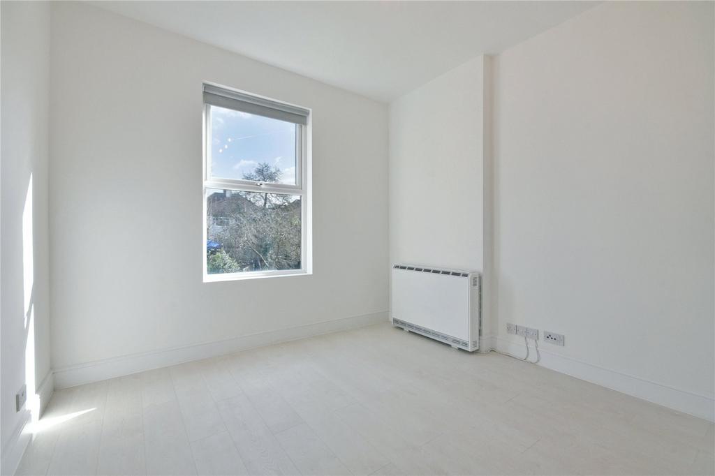 Gainsborough Road, Woodside Park, N12 Studio to rent £1,100 pcm (£254 pw)
