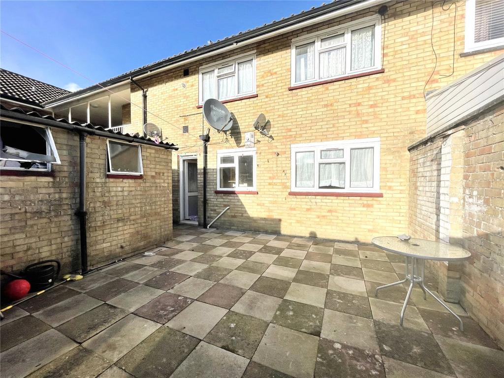Martyrs Avenue, Langley Green, Crawley, West Sussex, RH11 2 bed