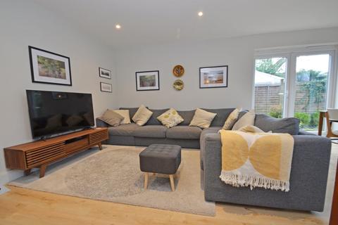 12 Yewens, Chiddingfold, Godalming, GU8 4SD