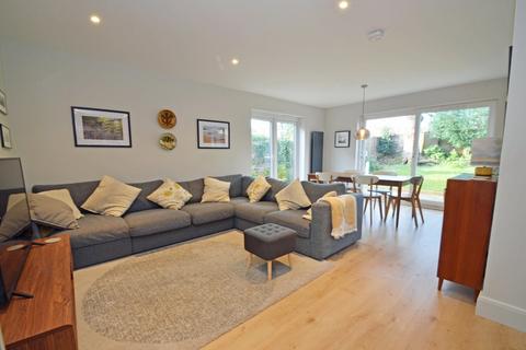 12 Yewens, Chiddingfold, Godalming, GU8 4SD
