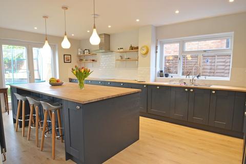 12 Yewens, Chiddingfold, Godalming, GU8 4SD