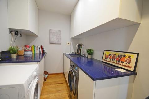 12 Yewens, Chiddingfold, Godalming, GU8 4SD
