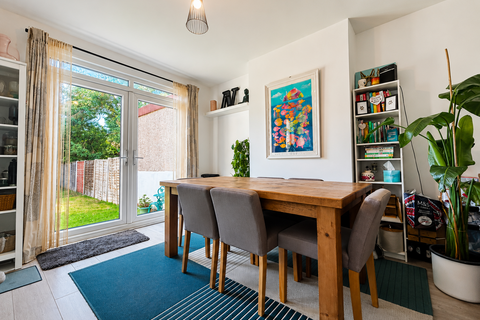 3 bedroom semi-detached house to rent, Wincrofts Drive, Eltham, SE9