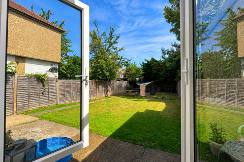 3 bedroom semi-detached house to rent, Wincrofts Drive, Eltham, SE9