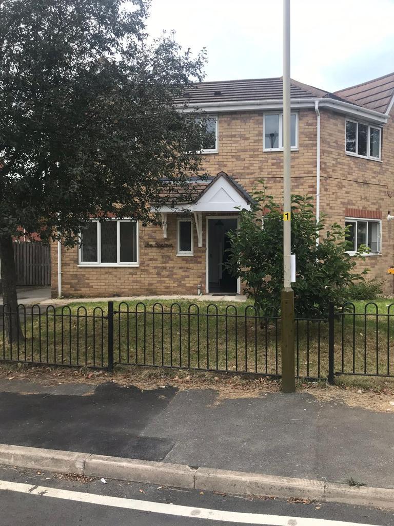 Caversham Road, Glen Parva, Leicester, LE2 9LQ 3 bed semidetached
