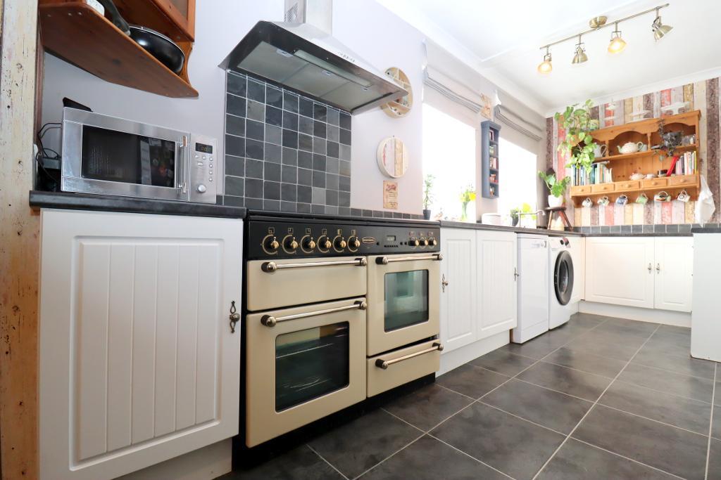 Barton Road, Luton, Bedfordshire, LU3 2BD 3 bed detached house for sale