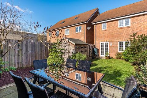 21 Weyview Gardens, Godalming, GU7 1GG