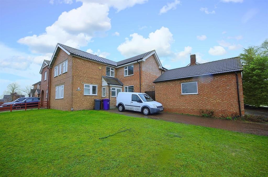 Sturgeons Way, Hitchin, Herts 4 bed detached house £1,700 pcm (£392 pw)