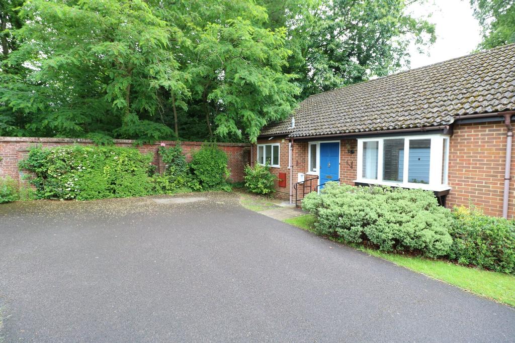Beacon Gardens, Victoria Hill Road, Fleet, GU51 2 bed bungalow £1,400