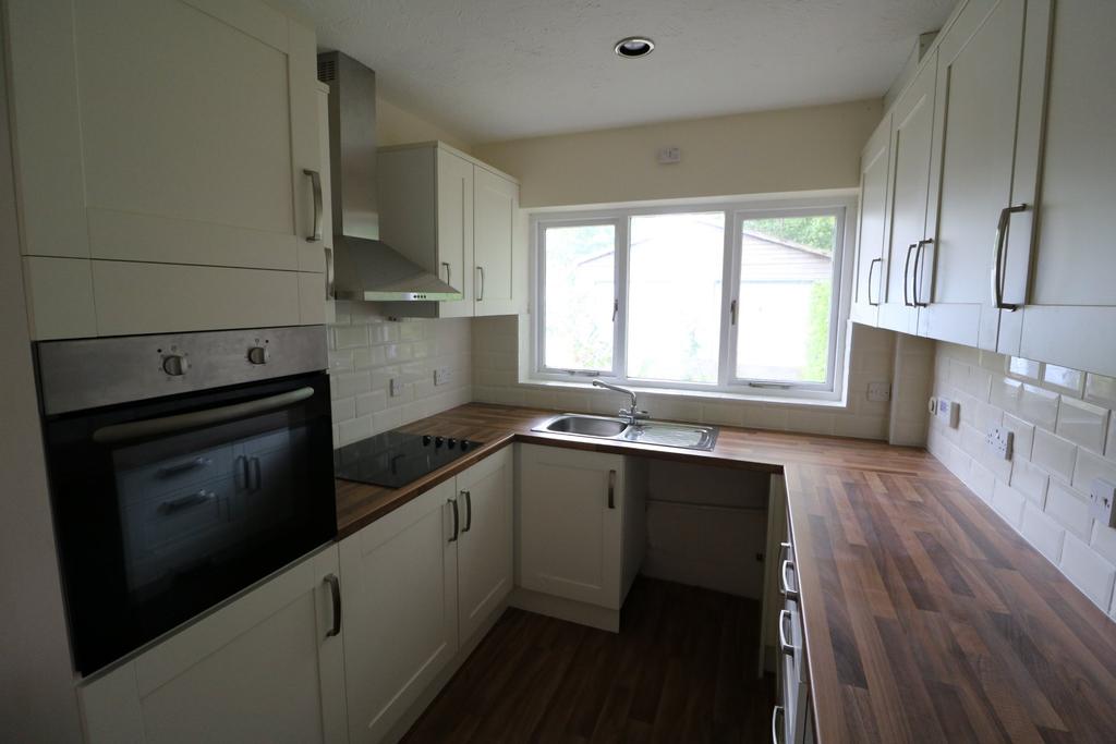 Beacon Gardens, Victoria Hill Road, Fleet, GU51 2 bed bungalow £1,400