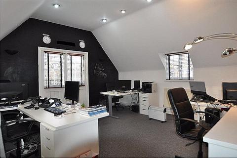 Office to rent, CENTRALLY LOCATED FIRST FLOOR OFFICE SUITE TO LET WITH PARKING