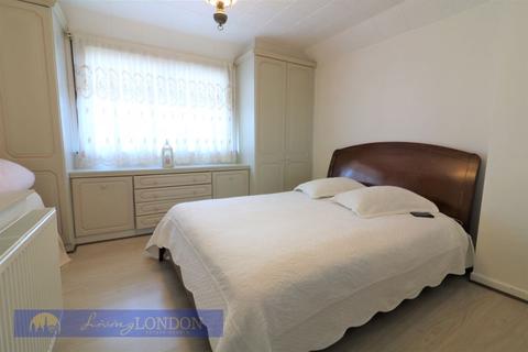 18 Reynardson Road, London, N17 7JX
