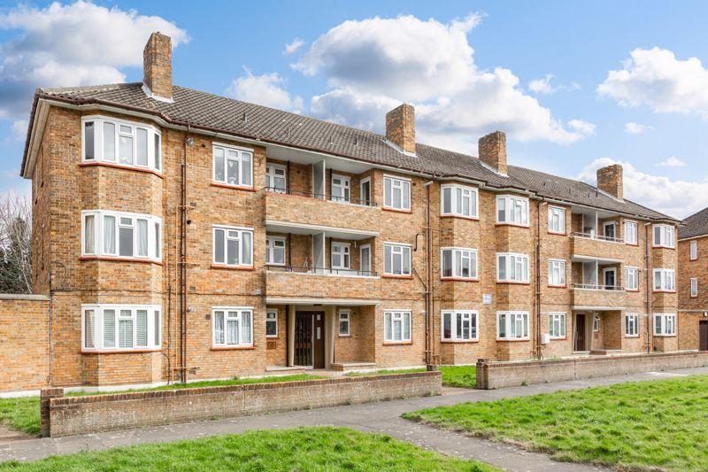 Woodgate Avenue, Chessington 2 bed apartment £285,000
