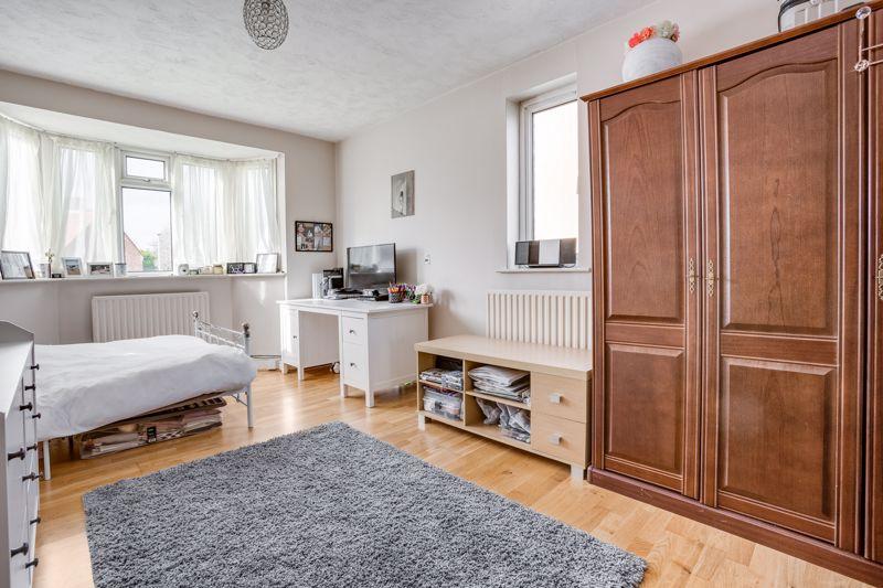 Woodgate Avenue, Chessington 2 bed apartment £285,000