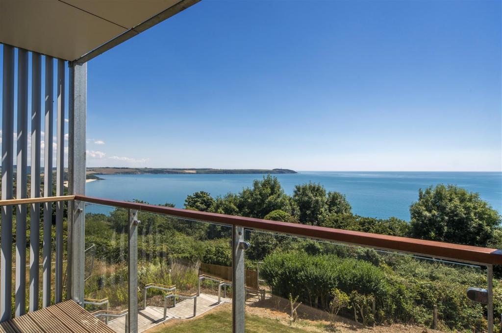 Sea Road, Carlyon Bay, St. Austell 2 bed apartment for sale £650,000