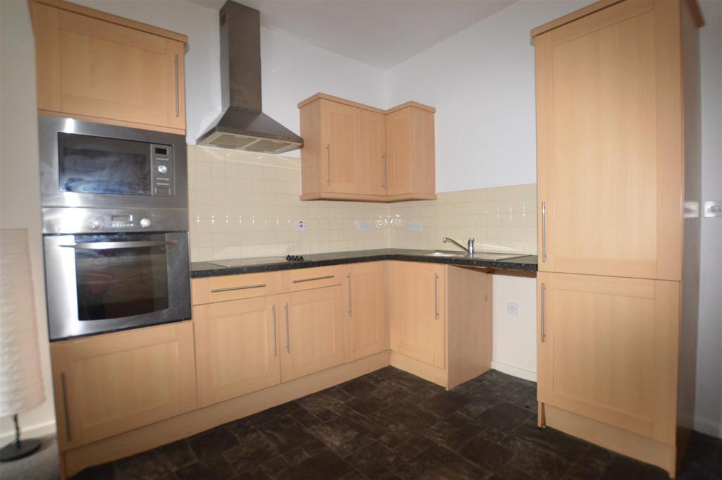 Brackendale, Thackey 2 bed apartment £525 pcm (£121 pw)