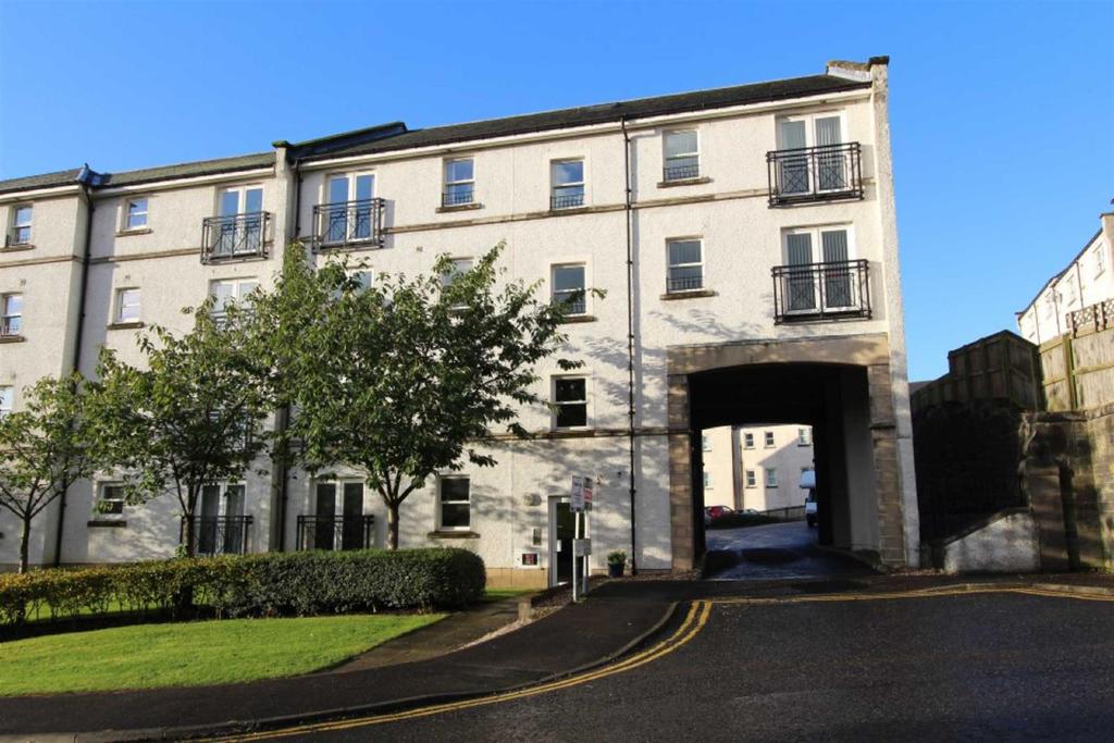 4 Edmund Place, Dunfermline 2 bed flat £650 pcm (£150 pw)